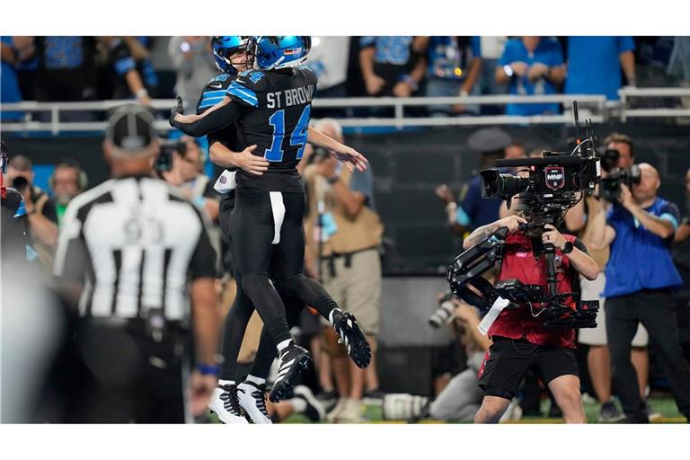 Verkehrte Welt: Amon-Ra St. Brown (rechts) warf einen Touchdownpass auf seinen Quarterback Jared Goff.