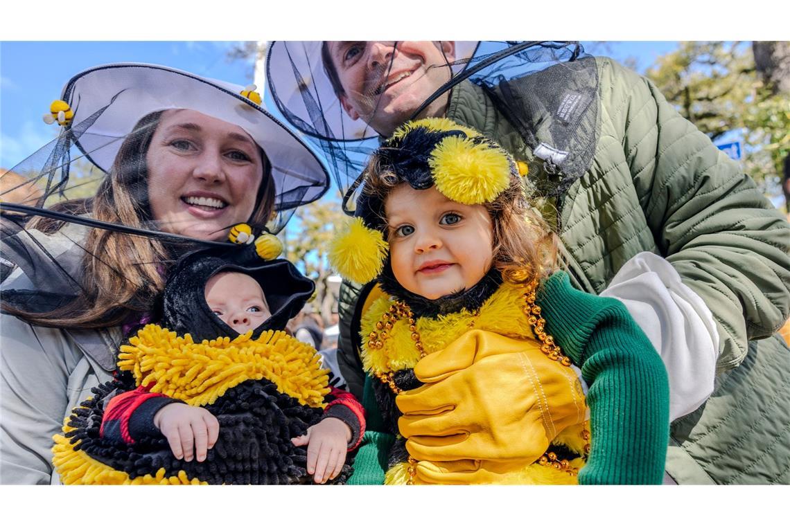 Verkleidet als Bienen und Imker posieren Tim und Mary Elise mit ihren Kindern beim Mardi Gras in New Orleans.