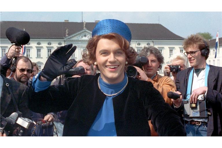 Verkleidet als Königin Beatrix winkt der deutsche Komiker und Showmaster Hape Kerkeling vor Schloss Bellevue für die Presse. (Archivfoto von 1991)