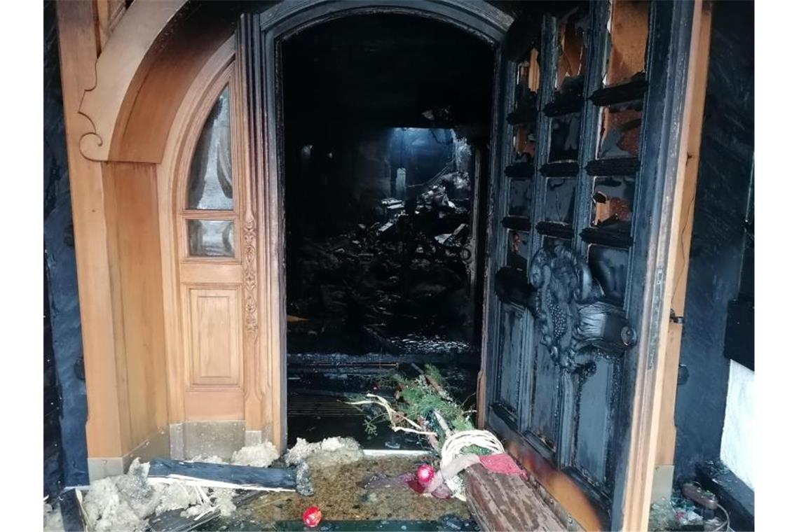 Nach Feuer in Drei-Sterne-Restaurant schwierige Ermittlungen Verkohlte Trümmer im Eingangsbereich des Restaurants „Schwarzwaldstube“ des Hotels „Traube Tonbach“. Foto: Andreas Rosar/dpa