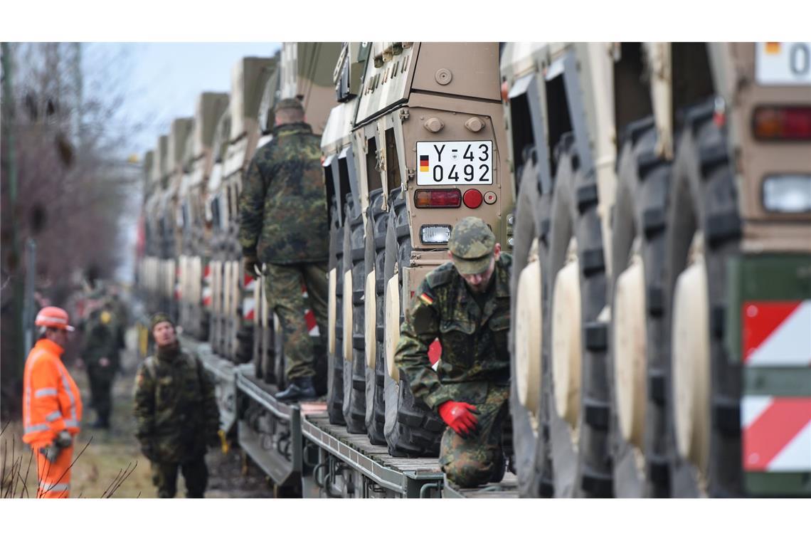 Verladung von Bundeswehr-Fahrzeugen in Immendingen.