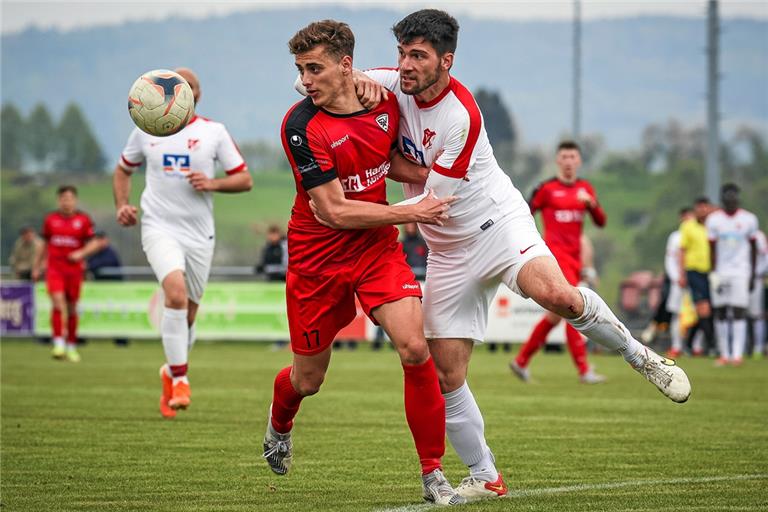 Verlässt den SV Allmersbach und blickt mit Vorfreude in Richtung TSG Backnang: Marius Weller (rotes Trikot). Foto: Alexander Becher