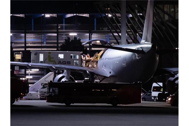 Verletzte Soldaten, die aus Mali eingetroffen sind, werden in Stuttgart aus einem Airbus A310 transportiert. Foto: Christoph Schmidt/dpa