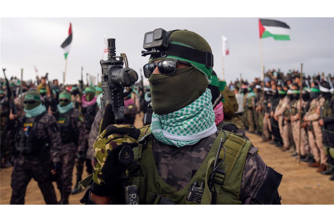 Vermummte Kämpfer der Hamas bei der Übergabe von vier toten Geiseln