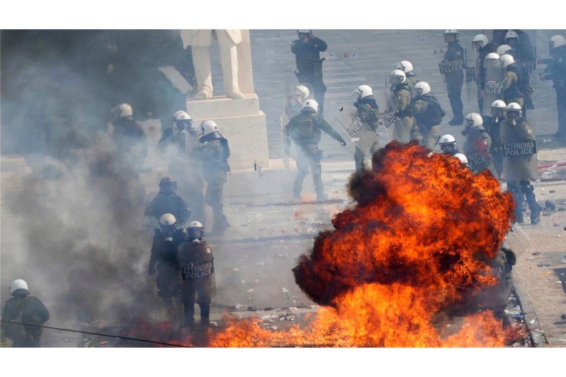 Vermummte schleuderten nach der Demo in Athen Brandsätze.