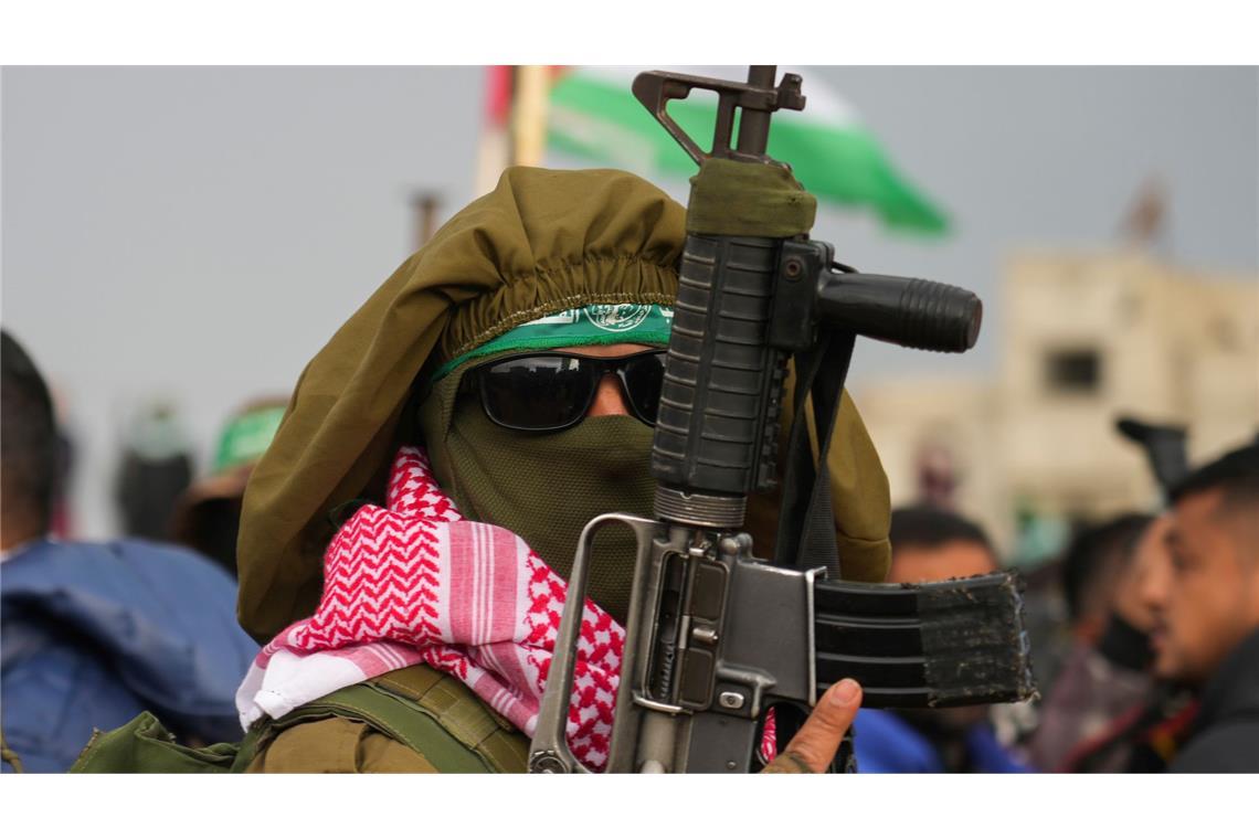 Vermummter Kämpfer der Terrororganisation Hamas vor der Übergabe.