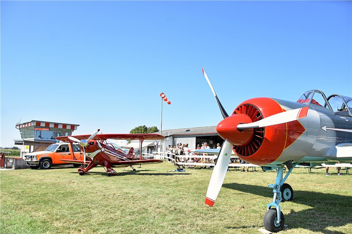 Verschiedene Flugzeugtypen gab es beim Flugplatzfest zu sehen. Ebenso konnten di...