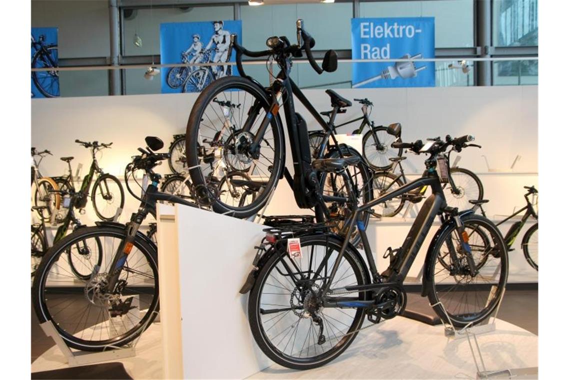 Fahrradhandel: Nachfrageboom dauert an Verschiedene Modelle von Elektro-Fahrrädern sind in einem Fahrrad-Geschäft ausgestellt. Foto: Philipp Brandstädter/dpa/Archiv