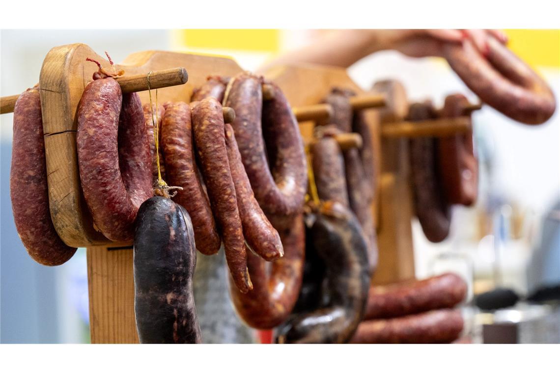 Verschiedene Wurstsorten am Stand eines Fleischprodukte-Herstellers auf der Grünen Woche in Berlin. (Archivbild)