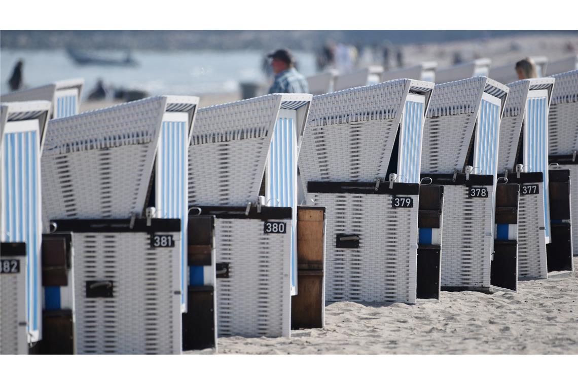 Verschlossene Strandkörbe stehen an dem ansonsten gut besuchtem Ostseestrand in Warnemünde. Das Wetter am letzten Mai-Wochenende ist an der deutschen Ostseeküste bereits sommerlich.