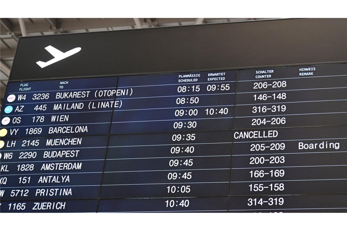 Verspätungen und ein Ausfall eines Flugs werden auf einer Anzeigentafel am Flughafen Stuttgart angezeigt.