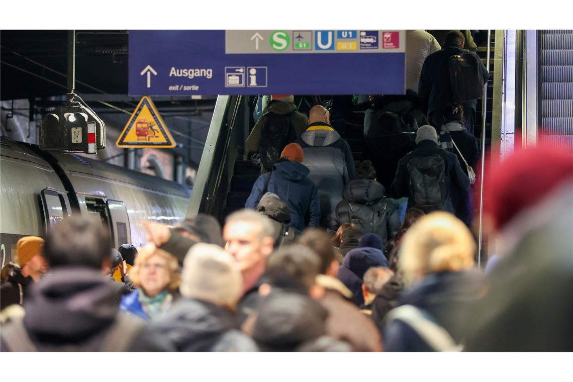 Verspätungen, Zugausfälle - im Bahnverkehr im Norden gibt es etliche Schwierigkeiten.