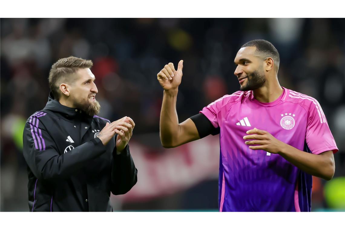 Verteidiger Jonathan Tah (r) kann nach seiner Nominierung mit einer EM-Teilnahme planen.