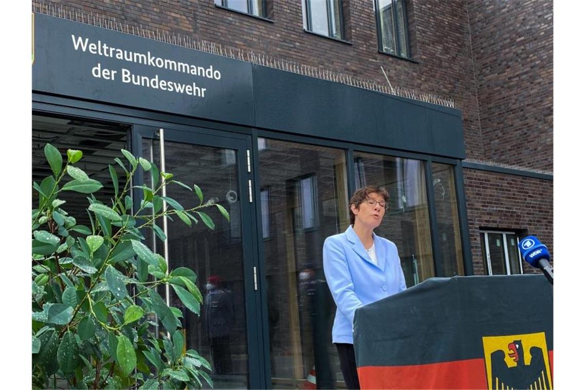 Weltraumkommando der Bundeswehr nimmt Dienst auf Verteidigungsministerin Annegret Kramp-Karrenbauer stellt das Weltraumkommando der Bundeswehr in Dienst. Foto: Carsten Hoffmann/dpa