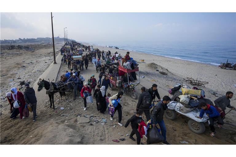 Vertriebene Palästinenser gehen auf einer Straße im Zentrum des Gazastreifens.