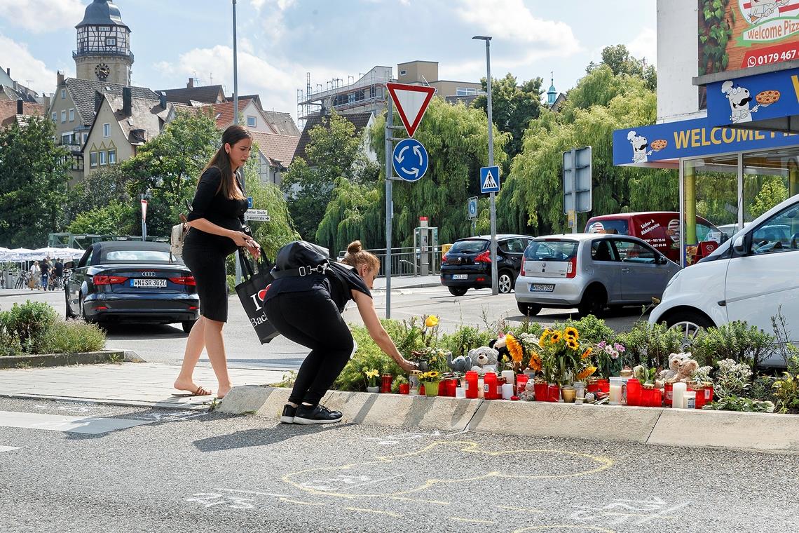 Verwandte, Freunde und Passanten haben zahlreiche Blumen und kleine Stofftiere am Bleichwiesenkreisel niedergelegt und auch Kerzen angezündet und aufgestellt. Foto: J. Fiedler