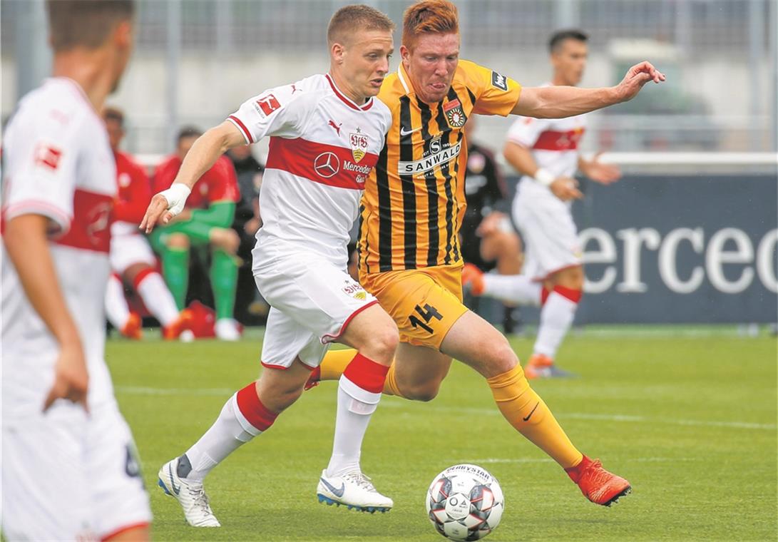 VfB-Profi Santiago Ascacíbar gegen Großaspachs Patrick Choroba (gelbes Trikot) werden erneut beim SG-Turnier aufeinandertreffen. Foto: A. Becher