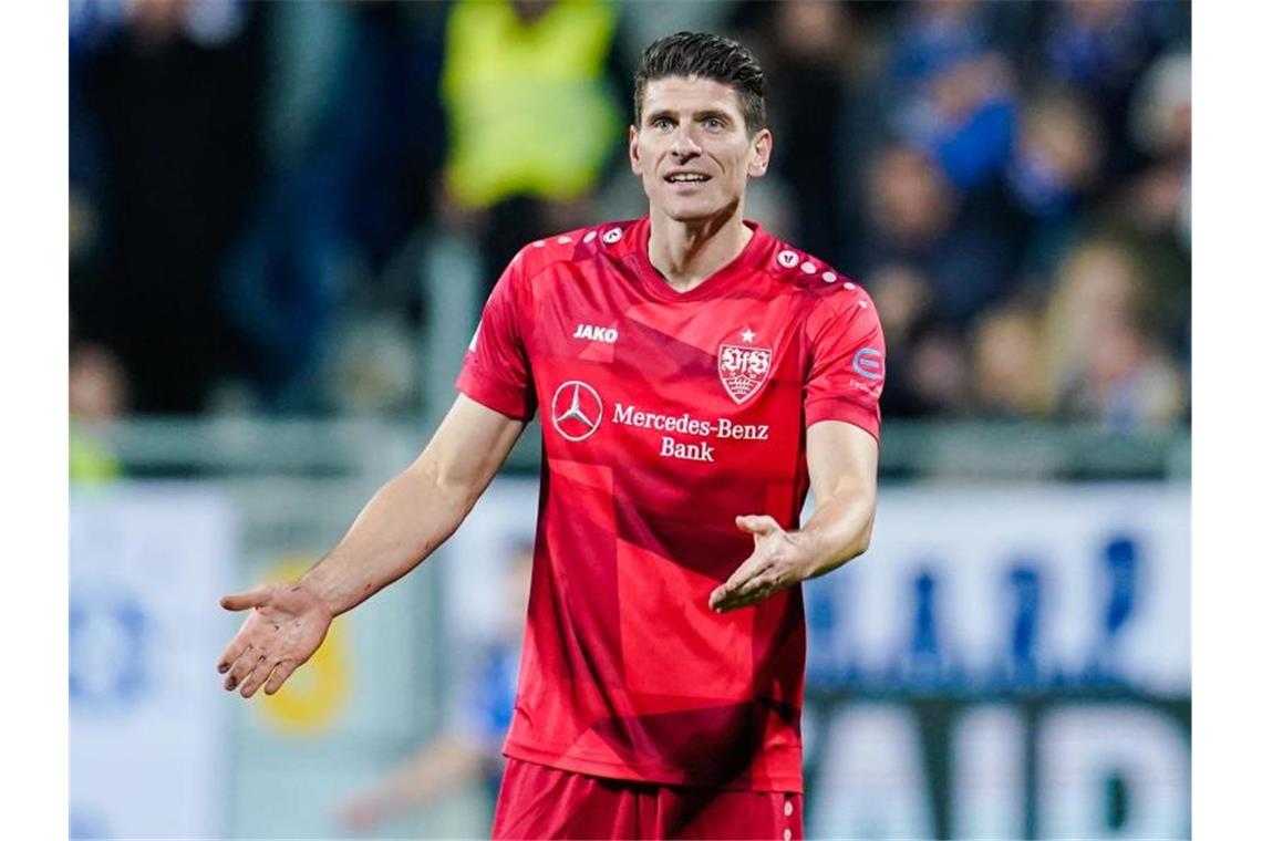 „Einfach Bullshit“: Gomez schimpft über „Videobeweis“ VFB-Spieler Mario Gomez auf dem Spielfeld. Foto: Uwe Anspach/dpa/Archivbild