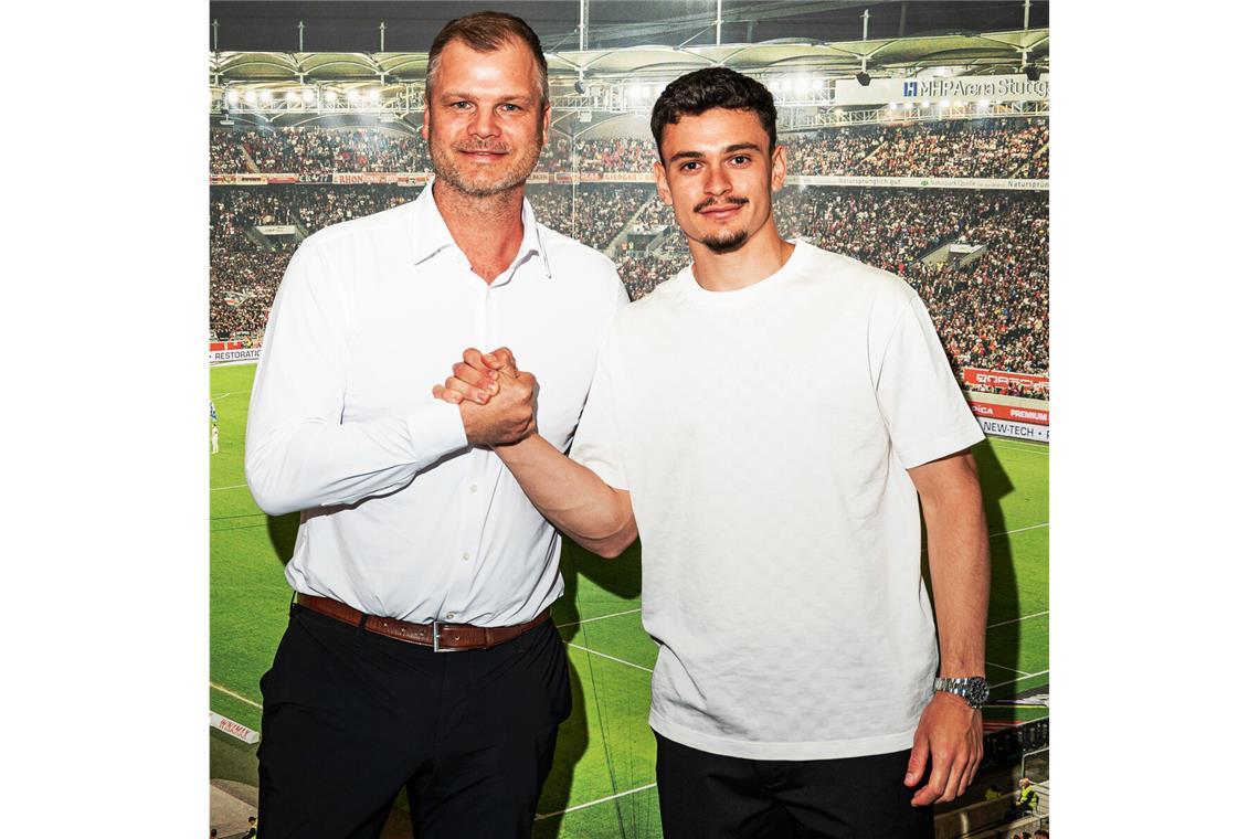 VfB-Sportdirektor Fabian Wohlgemuth (li.) beim Handschlag mit Fabian Rieder