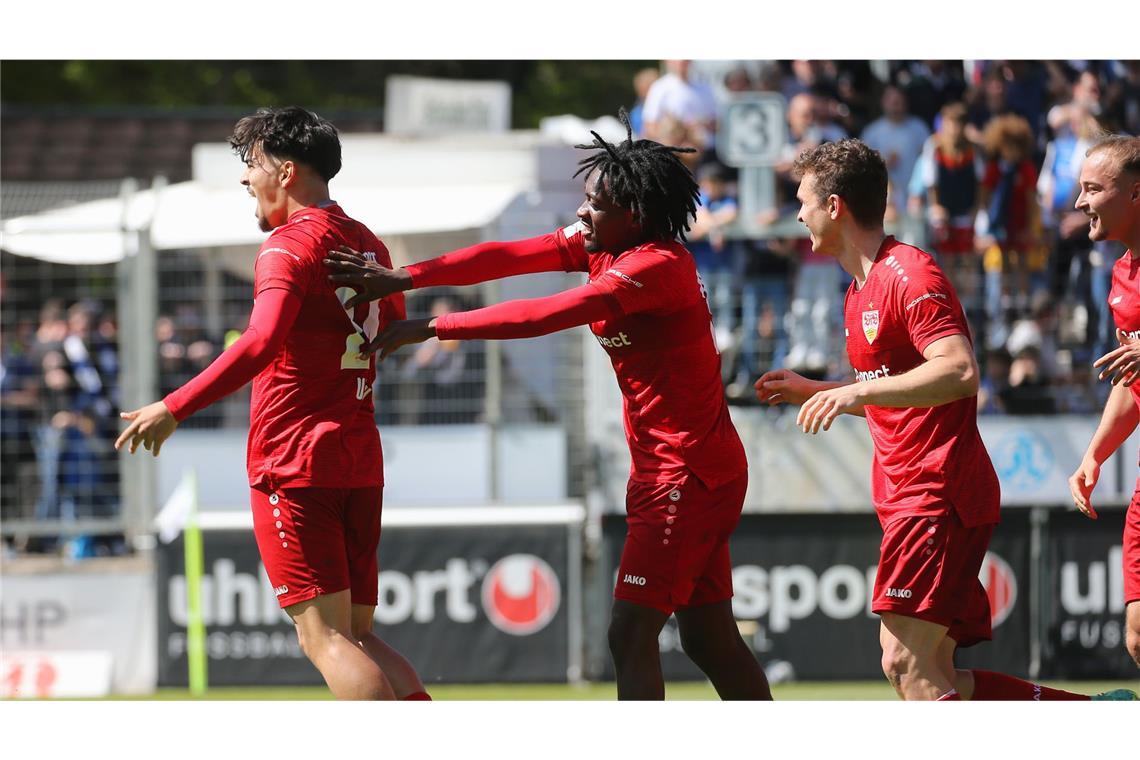 VfB-Torschütze Laurin Ulrich (li.) lässt sich feiern.