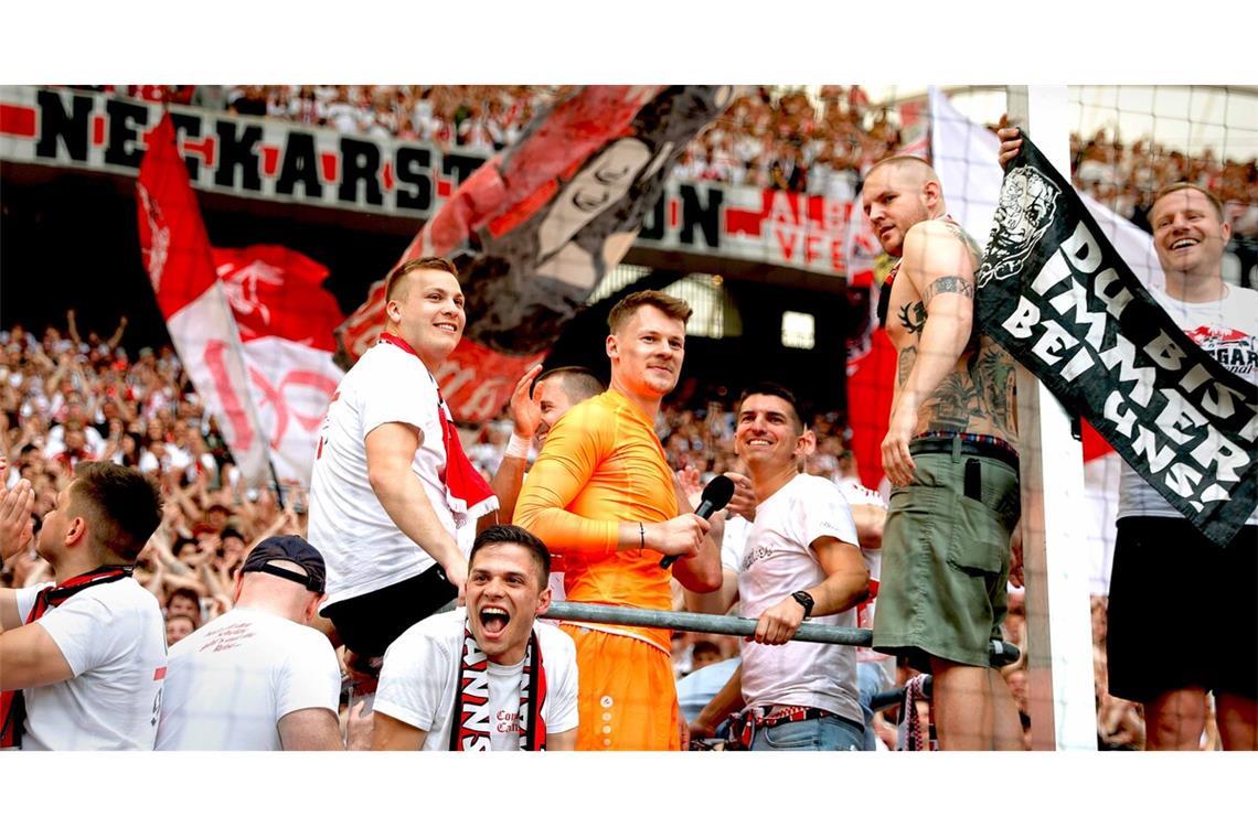 VfB-Torwart Alexander Nübel mischt sich unter die Fans und genießt die Feierstimmung auf der Tribüne.