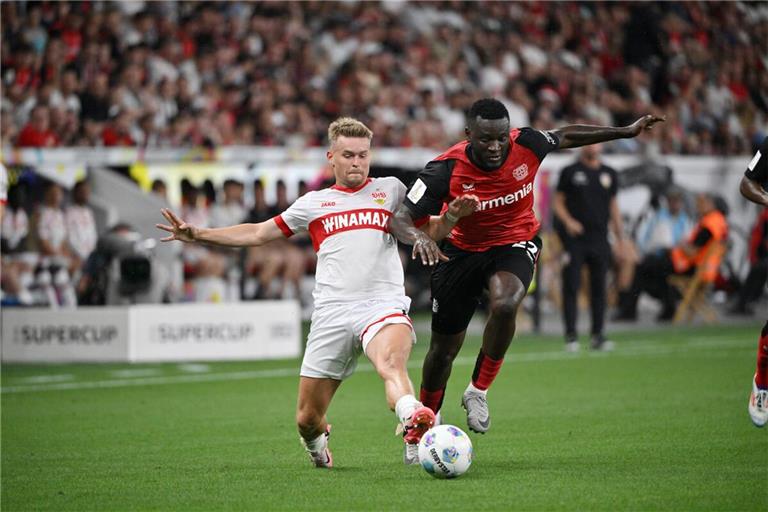 VfB-Verteidiger Maximilian Mittelstädt (links) im Zweikampf mit Victor Boniface 
         
         Foto: imago/
           Maik Hölter