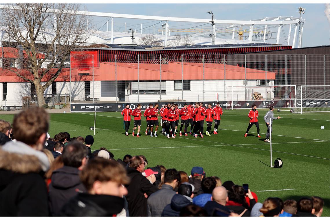 Viel los: Der VfB Stuttgart startet auf Trainingsplatz 1 mit einer öffentlichen Einheit in die Woche.