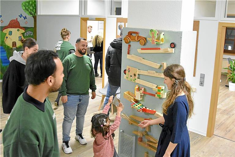 Viel Platz zum Spielen: Das ZWR-Team um Hannah Nothstein (rechts) ist begeistert von den neuen Räumen. Foto: Tobias Sellmaier