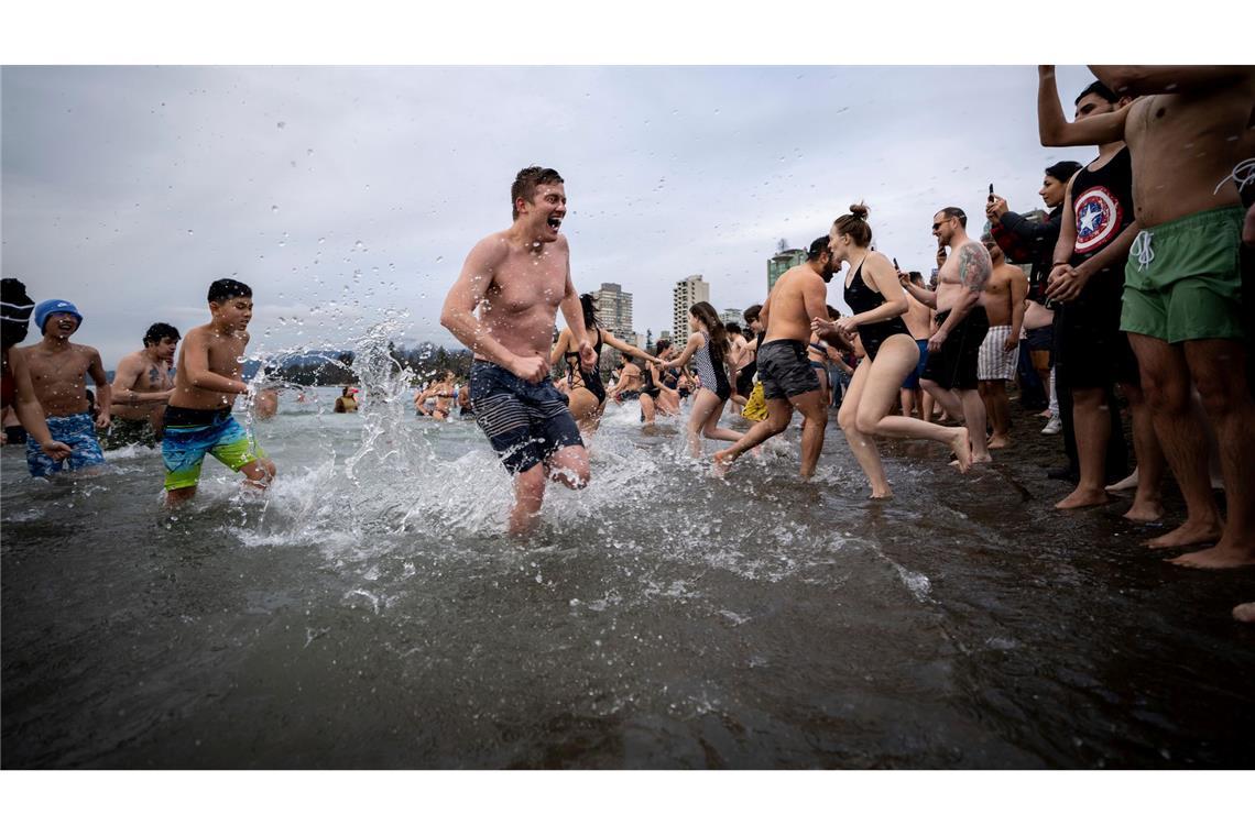 Viel Spaß trotz Kälte haben die Teilnehmer beim "Eisbärenschwimmen" am Neujahrstag im kanadischen Vancouver.