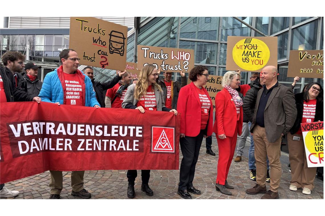 Viel Unterstützung für  die Daimler-Truck-Betriebsräte Michael Brecht (2. v.r.) und Carmen Klitzsch-Müller (3.v.r.).