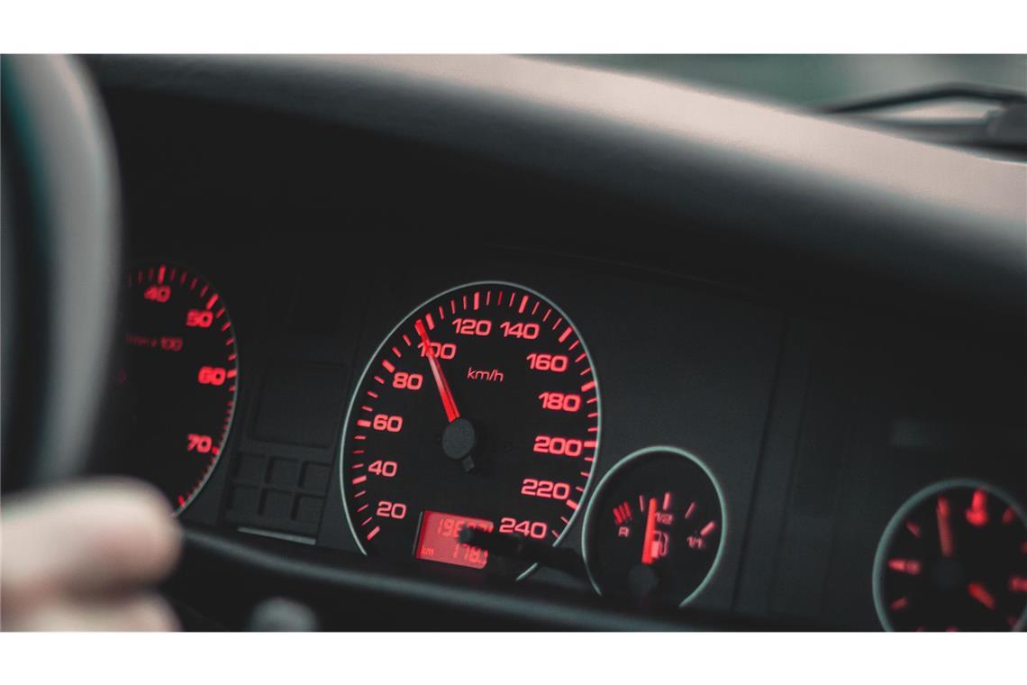 Viel zu schnell – mit rund 100 km/h – raste der 20-Jährige durch eine verkehrsberuhigte Zone von Mannheim. (Symbolbild)