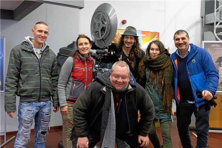 Viele Aspacherinnen, Aspacher und weitere Interessierte sind zur Premiere ins Kino Universum gekommen, um sich den Film anzusehen. Darunter (von links): Markus G., Philine Hruby, Markus Honecker, Jeremias Hruby, Katja B. und Engin Özcan. Foto: Alexander Becher 