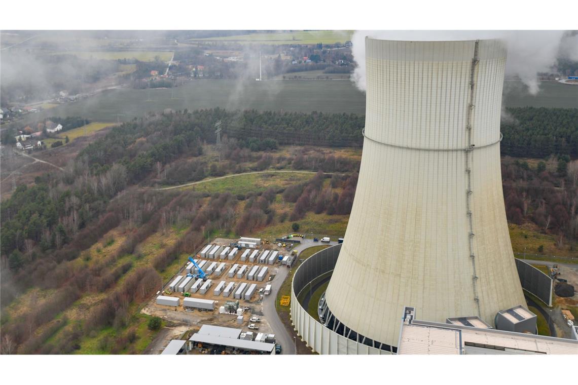 Viele Batteriegroßspeicher entstehen auf dem Gelände von alten Kohle- oder Atomkraftwerken, weil dort starke Stromanschlüsse vorhanden sind.