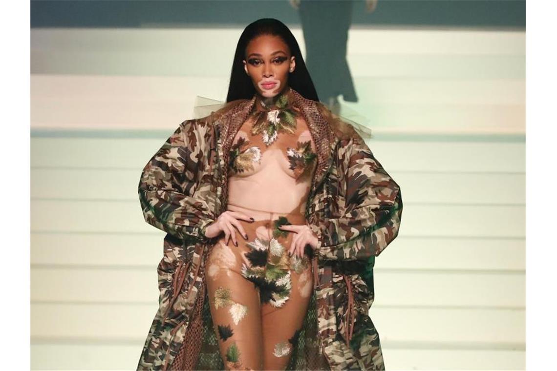 Jean Paul Gaultiers spektakulärer Abschied vom Laufsteg Viele bekannte Models, wie hier Winnie Harlow, präsentiertern die neue Kollektion. Foto: Francois Mori/AP/dpa