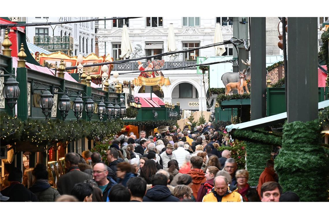 Viele Besucherinnen und Besucher erkundeten am Tag der Eröffnung die Buden in Hamburg.