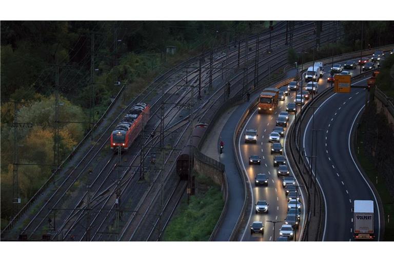 Viele Bundesbürger bemängeln die Anbindung mit Bus und Bahn. (Symbolbild)