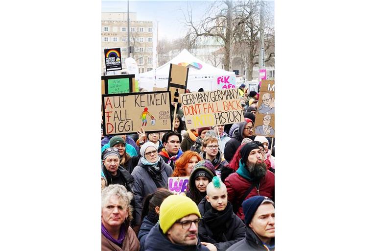 Viele bunte Schilder waren auf dem Schlossplatz zu sehen.