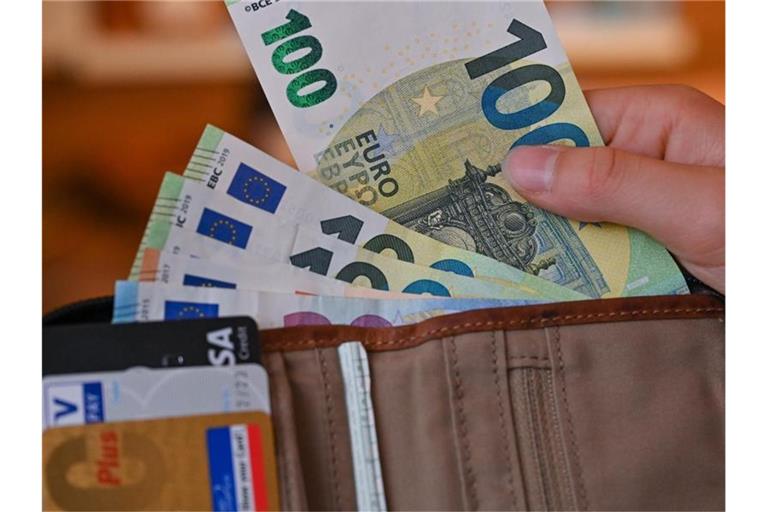 Viele Eurobanknoten stecken in einer Geldbörse. Foto: Patrick Pleul/dpa-Zentralbild/dpa/Illustration