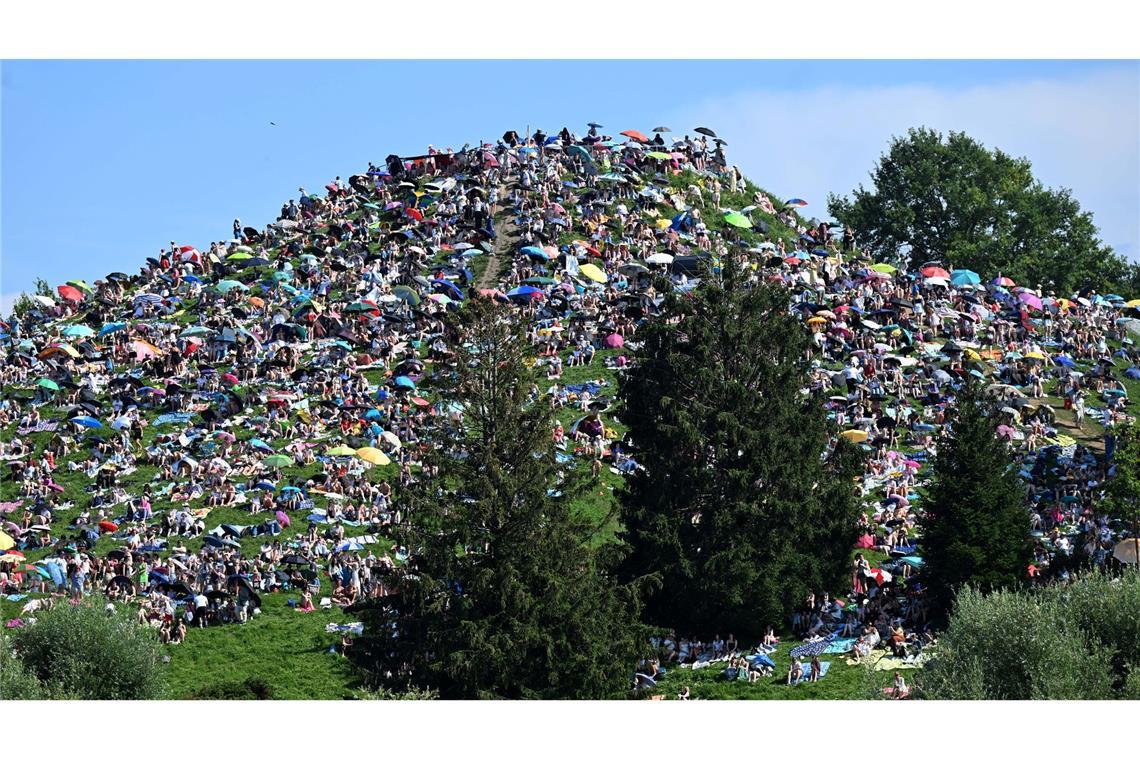 Viele Fans setzten sich auf den Olympiaberg im Münchner Olympiapark, um dem Konzert von Taylor Swift zu lauschen.