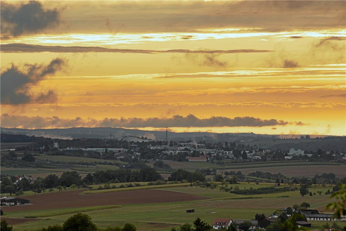 Viele farbenprächtige Sonnenuntergänge – wie hier über Backnang – ließen sich im September beobachten. Foto: A. Becher