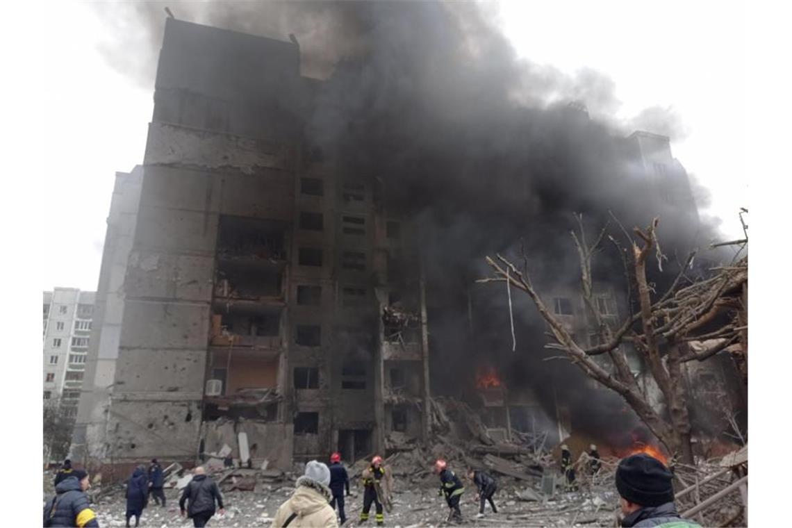 Bericht: Zivilisten in Tschernihiw von Russen erschossen Viele Gebäude in Tschernihiw sind zerstört - die humanitäre Lage gilt als katastrophal. Foto: Dmytro Kumaka/AP/dpa