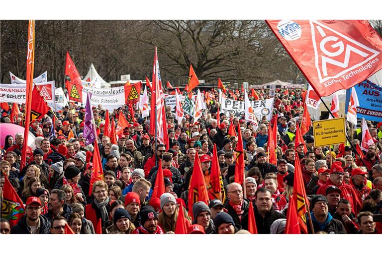 Viele haben sich zum IG-Metall-Aktionstag versammelt - wie hier in Hannover.