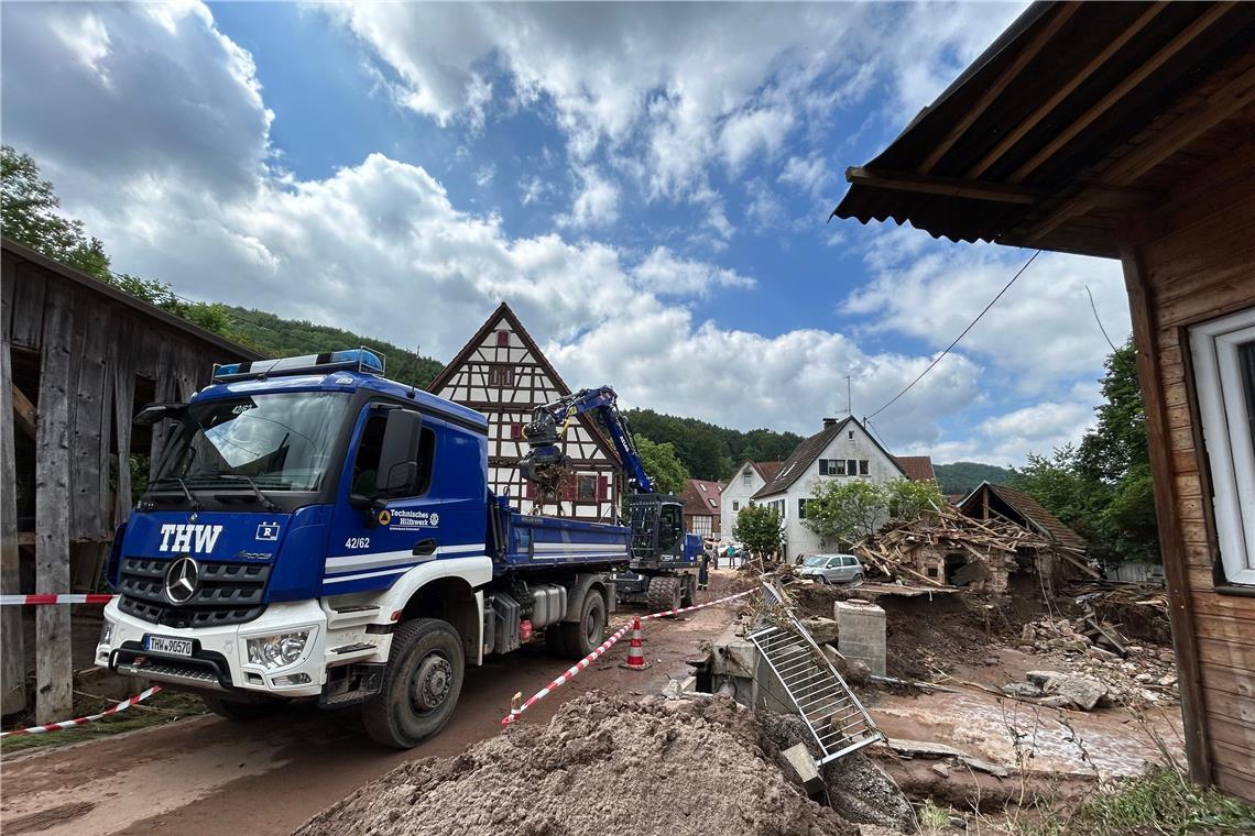 Viele Helfer sind derzeit im Raum Rudersberg im Einsatz. Von Plünderungen ist der Polizei jedoch nichts bekannt. Foto: Benjamin Büttner