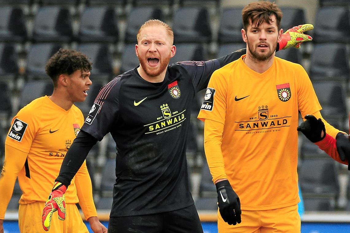 Viele Jahre Seit’ an Seit’: Torwart Maximilian Reule und Nicolas Jüllich (rechts). Entsprechend groß war die Vorfreude bei Aspachs Ex-Mittelfeldspieler auf ein Wiedersehen mit dem alten Kumpel. Nun ist er aber krank und sein Einsatz eher unwahrscheinlich. Foto: Alexander Becher