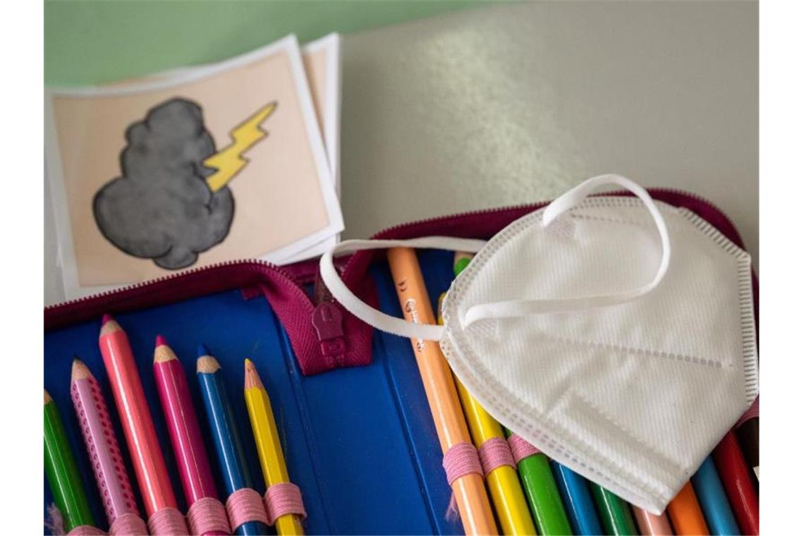 Prien: Schüler-Vorwurf der Durchseuchung „schlicht falsch“ Viele Kinder infizieren sich in der Schule mit dem Coronavirus. Foto: Sebastian Gollnow/dpa