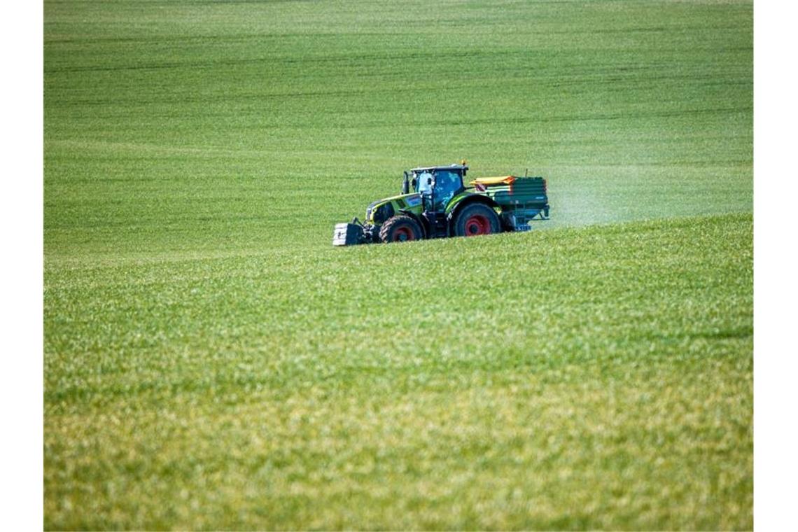 Bauern wegen Düngerpreisen in Sorge Viele Landwirte gehen angesichts massiv gestiegener Kosten für Düngemittel besorgt ins neue Jahr. Foto: Jens Büttner/dpa-Zentralbild/dpa