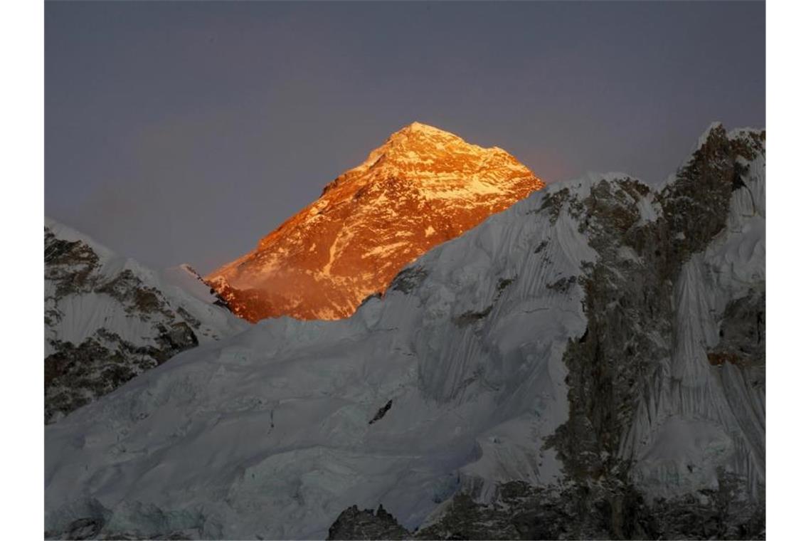 Zwei Bergsteiger auf Mount Everest gestorben Viele Leichen werden nie vom Mount Everest geborgen. Foto: Tashi Sherpa/AP/dpa