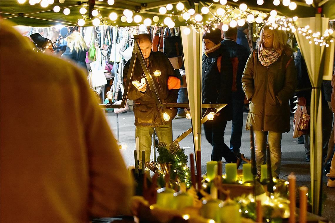 Viele Lichter sorgen für eine stimmungsvolle Atmosphäre auf dem Markt. Foto: Tobias Sellmaier