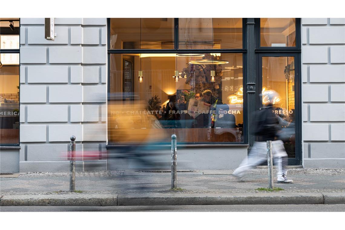 Viele Menschen geben der Studie zufolge Cafés oder Restaurant als Grund für den Besuch der Innenstadt an.