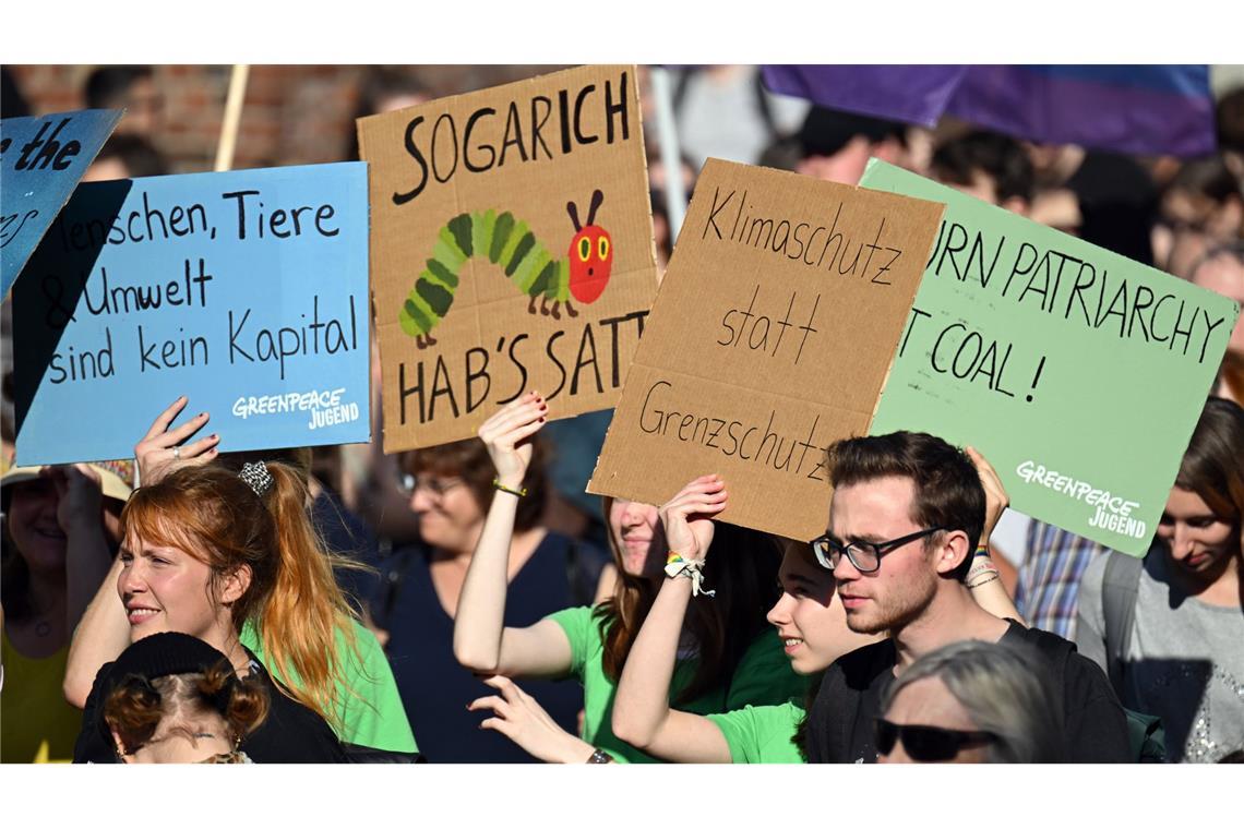 Viele Menschen gingen auf die Straßen.